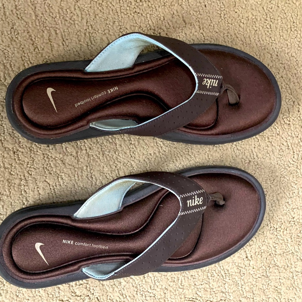 Like new Nike flip flops